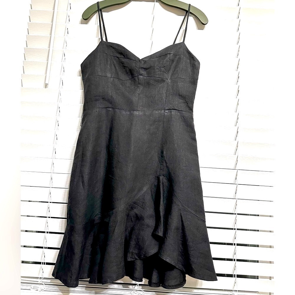 🛍️ BOLTE  black small dress with adjustable straps.